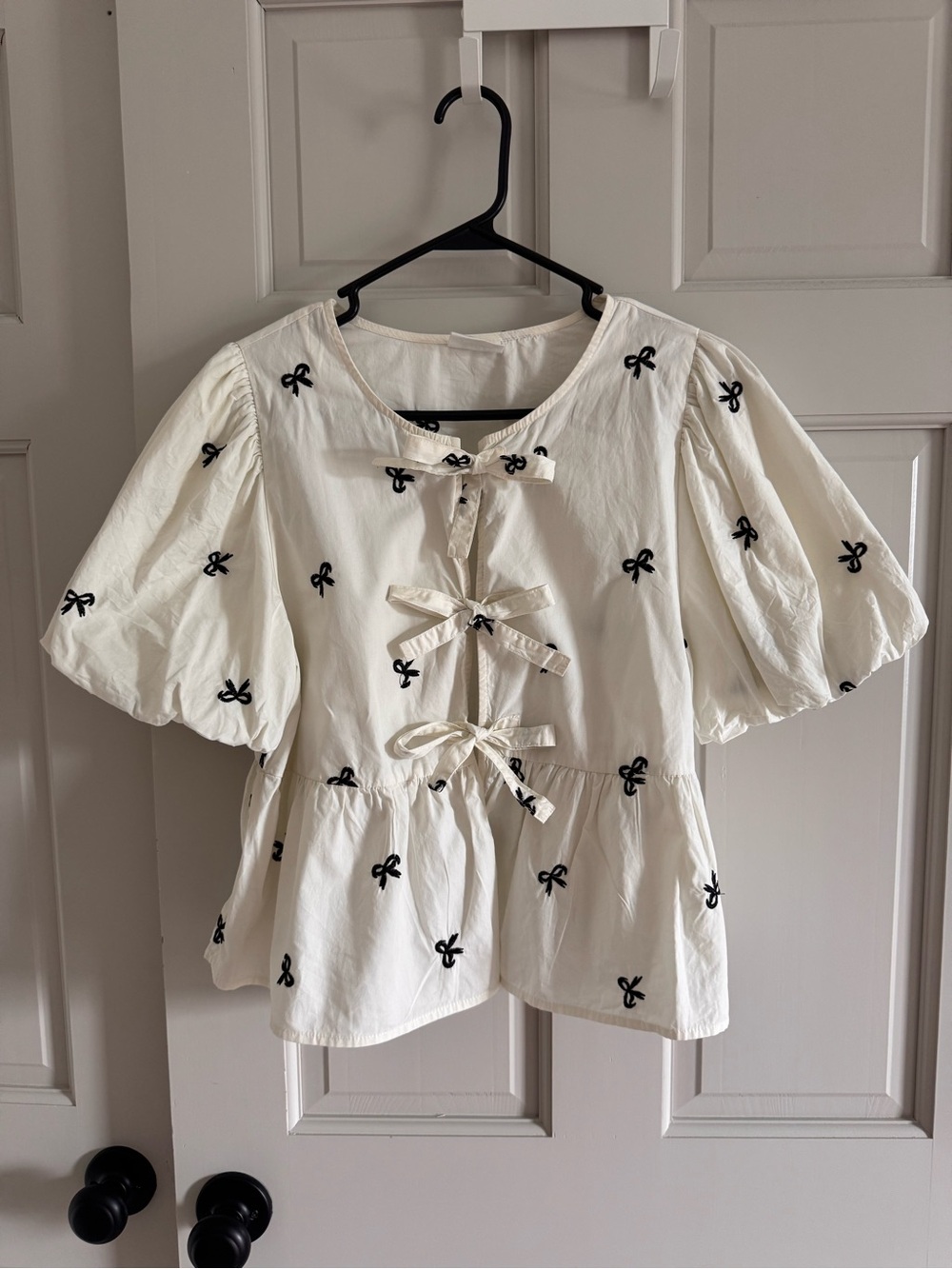 Ivory/black bow print peplum top L